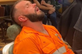 Čovek puna tri sata spavao kod frizera: Evo kako je reagovao kada se konačno probudio (VIDEO)