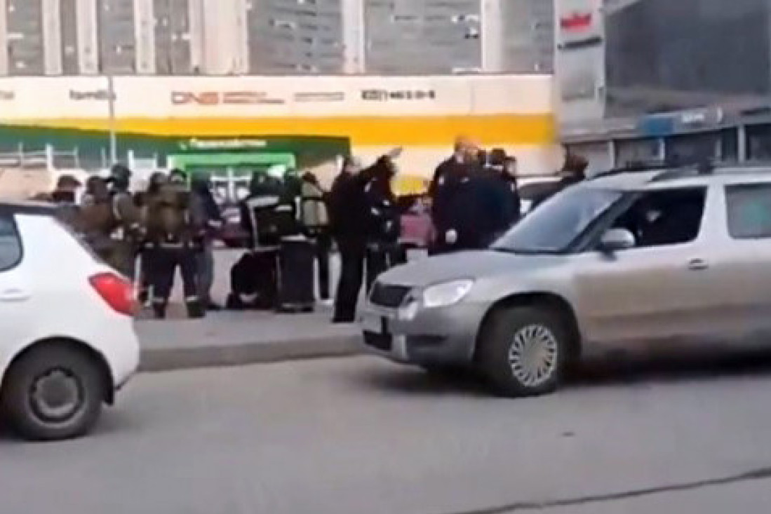 Drama u Sankt Peterburgu: Uhapšen muškarac koji je postavio eksploziv u tržni centar, posetioci hitno evakuisani! (FOTO/VIDEO)