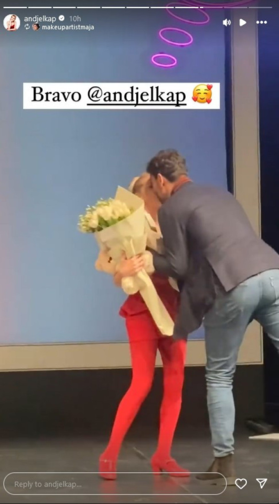 Anđelkin muž izašao na binu i poljubio suprugu: Glumica ne može da sakrije zaljubljenost (FOTO)