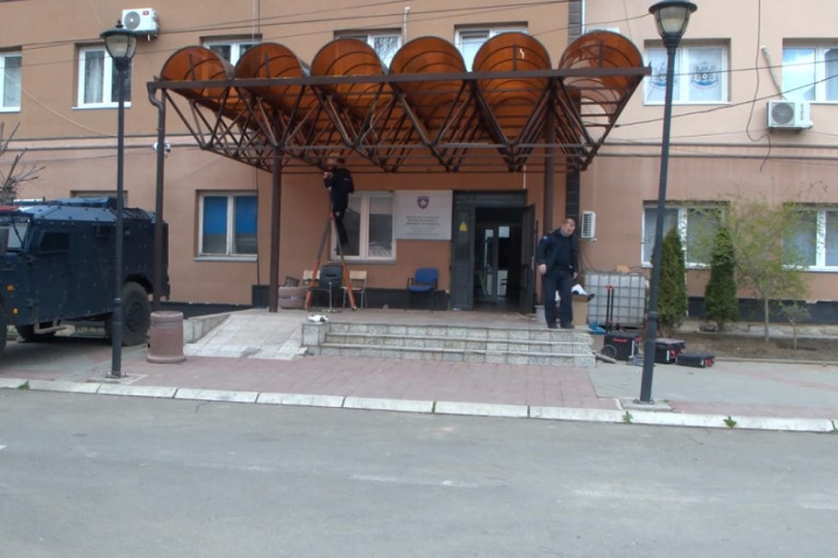 Nova provokacija usmerena protiv Srba na KiM: Uklonjen ćirilični natpis sa zgrade opštine Zvečan (VIDEO)