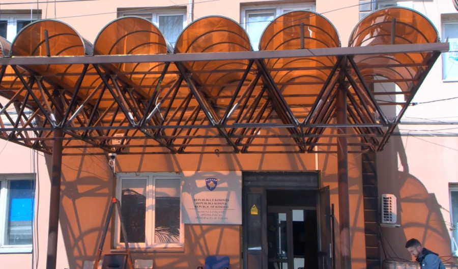 Nova provokacija usmerena protiv Srba na KiM: Uklonjen ćirilični natpis sa zgrade opštine Zvečan (VIDEO)