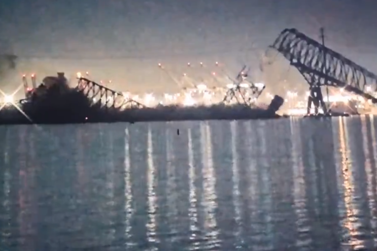 Jezivi prizori iz Amerike: Srušio se veliki most nakon udara broda (VIDEO)