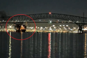 Srušio se kao kula od karata: Pogledajte izbliza momenat stravičnog udara broda u most, u reku padali ljudi i vozila (VIDEO)