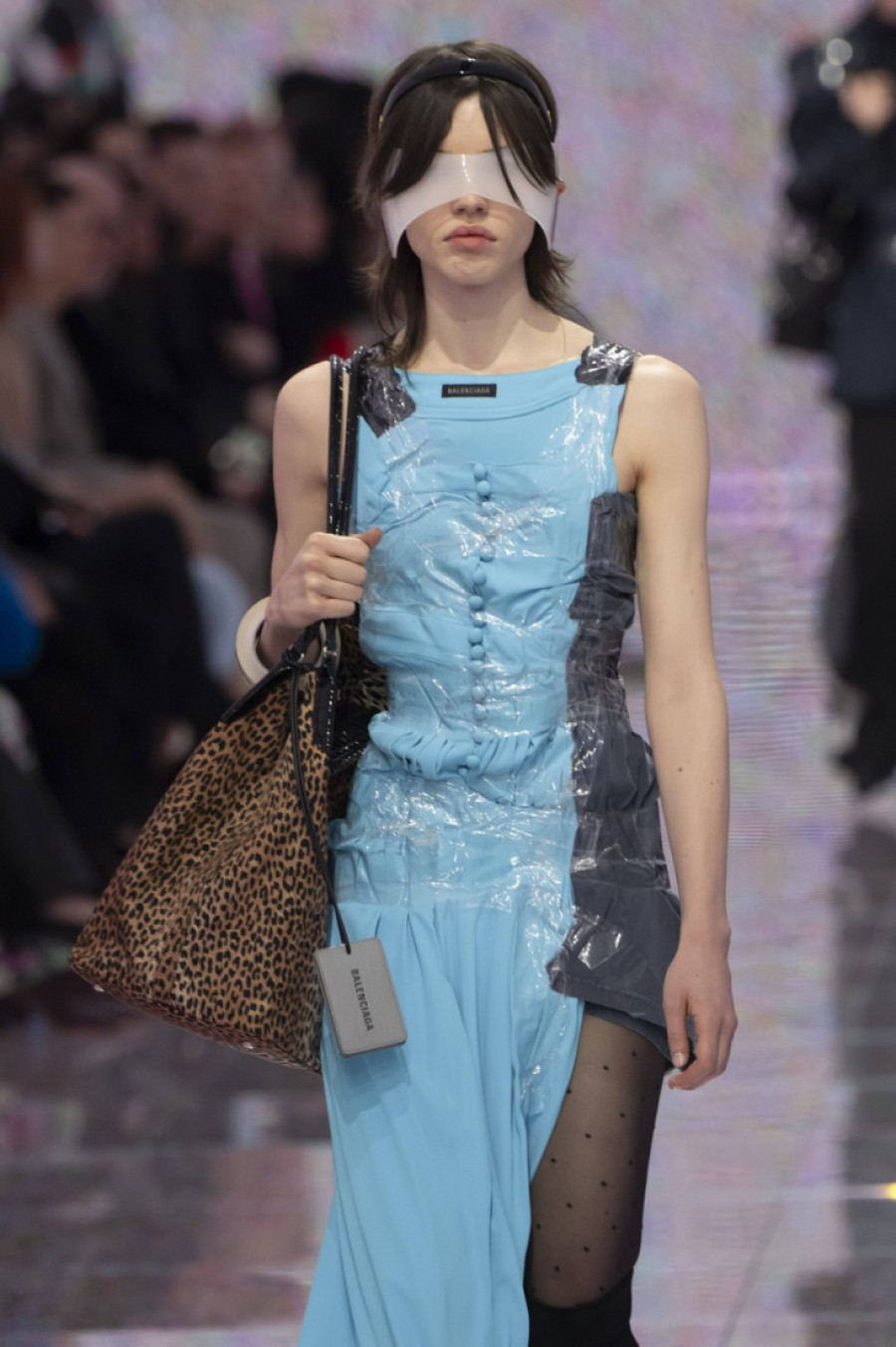 Nije šala, nije vic: Modni brend Balensijaga predstavio selotejp traku kao narukvicu - možete li da pogodite cenu