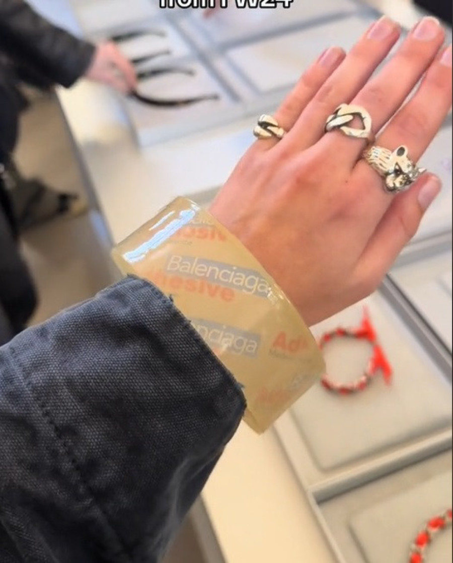 Nije šala, nije vic: Modni brend Balensijaga predstavio selotejp traku kao narukvicu - možete li da pogodite cenu