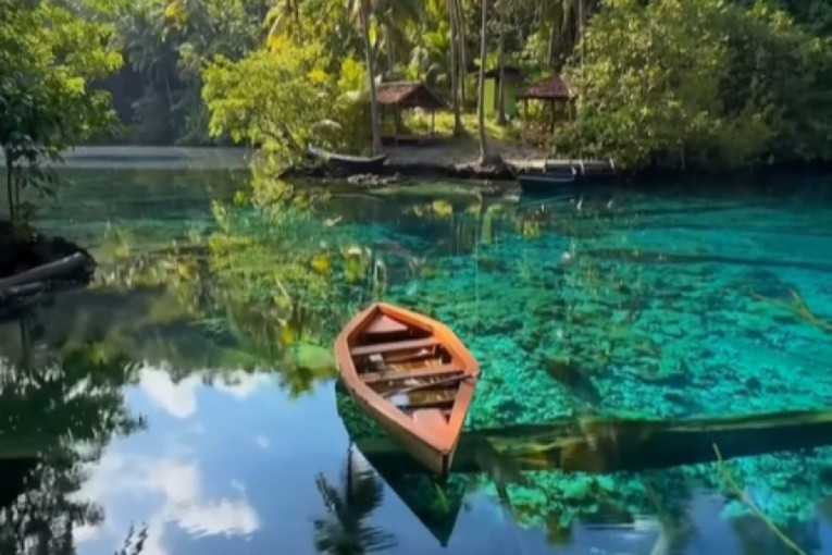 Čudo prirode: Najbistrije jezero na svetu ima crnu vodu, iako je providna kao staklo (VIDEO)