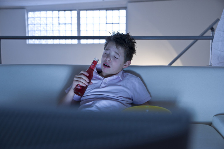 Učenici piju gde stignu! Čak polovina povremeno konzumira alkohol, a svaki peti se opija: Devojčice sve dublje u alkoholizmu (VIDEO)