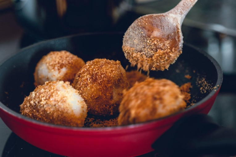 Recept dana: Domaće knedle sa šljivama toliko su mekane da se tope u ustima