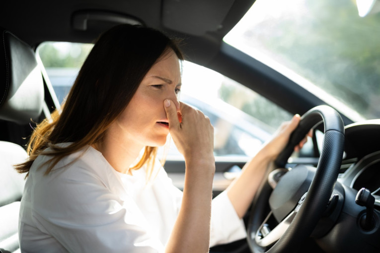 Ako osetite ovaj neprijatan miris u automobilu, vozite ga pravo u servis
