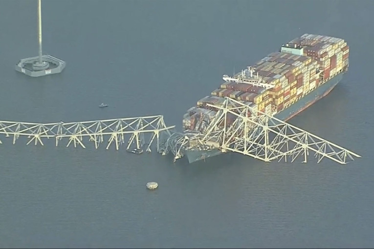 Tek kad je svanulo videlo se koliko je dramatično: Pogled iz vazduha na urušeni most u Baltimoru (FOTO)