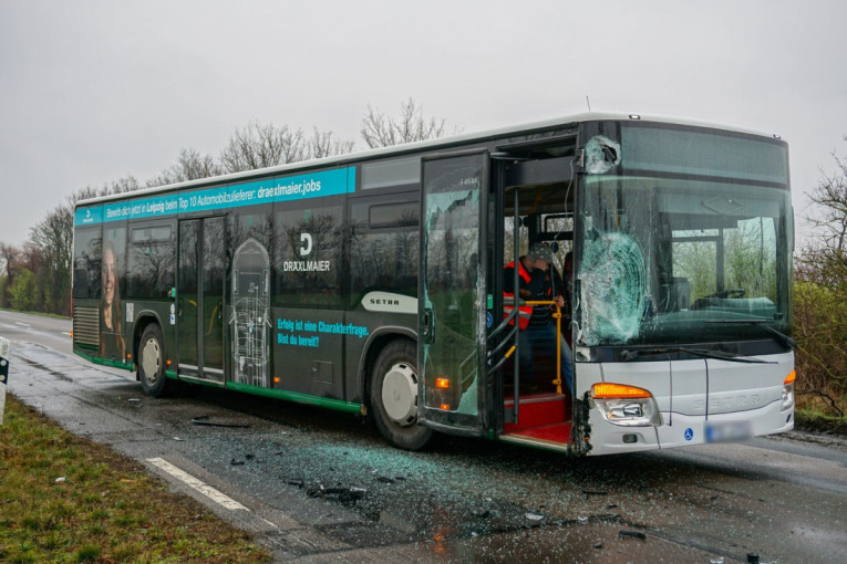Dvospratni autobus pun đaka sudario se sa kamionom, deca srećom prošla bez povreda (FOTO)