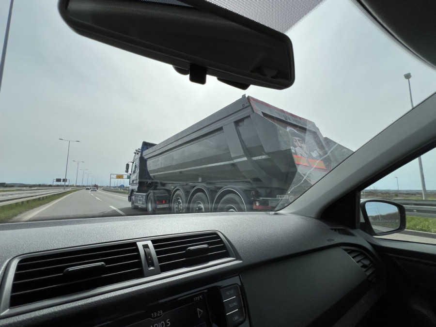 Ume i kamion da nasmeje: Takav je posao, ni ja ga ne volim! (FOTO)