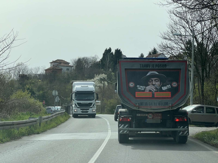 Ume i kamion da nasmeje: Takav je posao, ni ja ga ne volim! (FOTO)