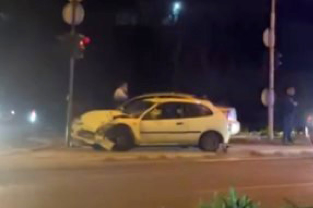 Auto se zakucao u saobraćajni znak u Zemunu: Srča svuda po putu! (VIDEO)