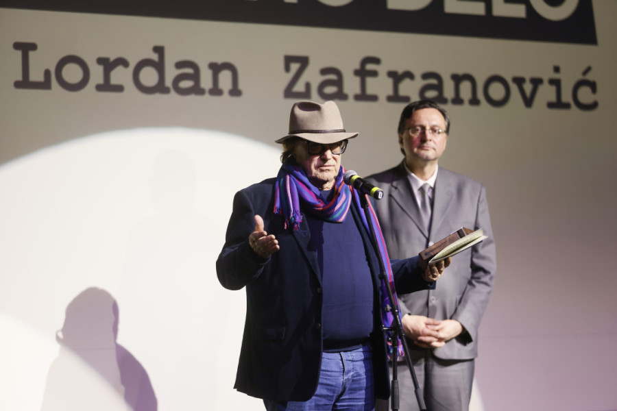 Lordanu Zafranoviću uručena nagrada za životno delo na otvaranju Martovskog festivala: Posvetio ju je posebnim ljudima (FOTO)