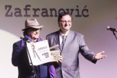 Lordanu Zafranoviću uručena nagrada za životno delo na otvaranju Martovskog festivala: Posvetio ju je posebnim ljudima (FOTO)