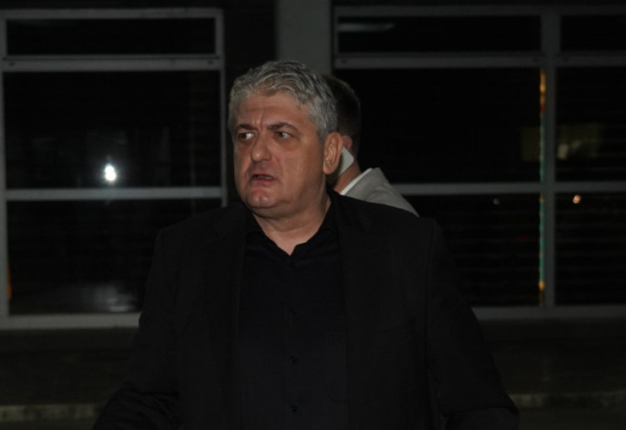 Toni Bijelić otputovao u svoj rodni kraj: Društvo mu pravi ova prelepa crnka (FOTO)