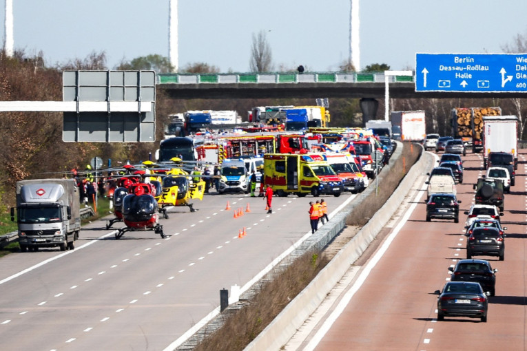 Stravična nesreća u Nemačkoj! Autobus učestvovao u saobraćajki, nekoliko ljudi poginulo, poslati spasilački helikopteri (FOTO)