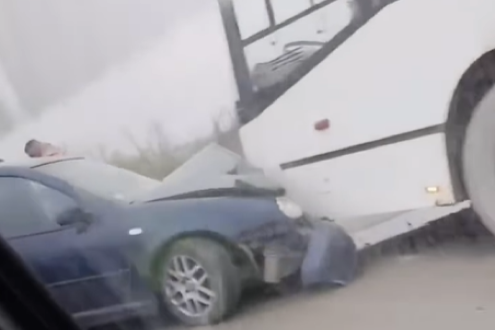 Saobraćajna nesreća kod Bora: Sudarili se auto i autobus, jedno vozilo smrskano (VIDEO)