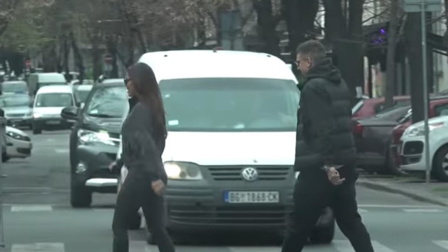 Teodora uhvaćena sa dečkom na ručku: Bezuspešno pokušava da sakrije vezu! (FOTO/VIDEO)