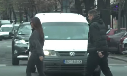 Teodora uhvaćena sa dečkom na ručku: Bezuspešno pokušava da sakrije vezu! (FOTO/VIDEO)
