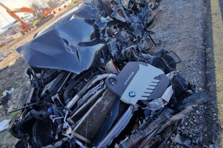 Stravičan sudar kod Vrbasa: BMW uništen do neprepoznatljivosti, a ni kamion nije pronašao ništa bolje! (FOTO)