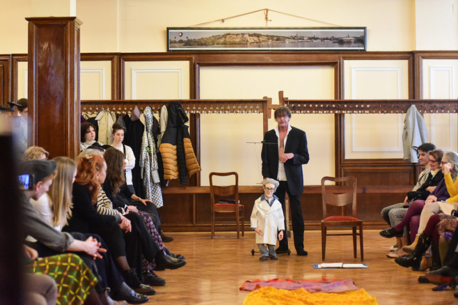 Uz performans iznenađenja čuveni belgijski umetnik Jan Fabr promovisao knjigu u Beogradu: Važno mi je da je prevedena na srpski (FOTO)