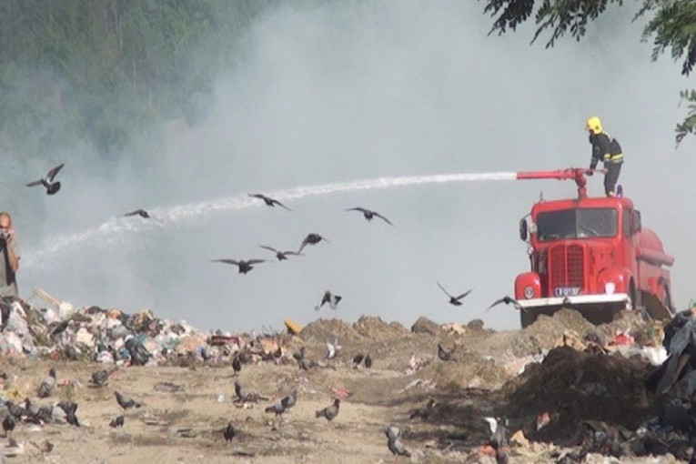 Ekološka bomba kod Rožaja: Divlja deponija ne prestaje da gori - meštani jedva žive i dišu od smrada!