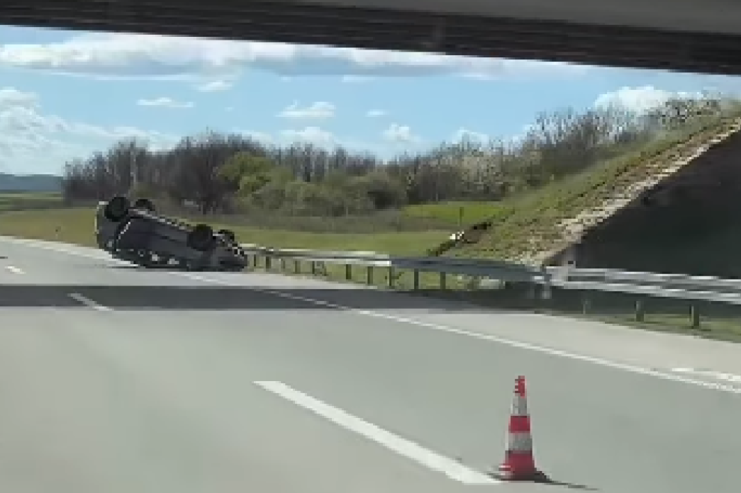 Automobil na krovu, vozač u bolnici: Nezgoda na auto-putu Niš - Leskovac (FOTO/VIDEO)