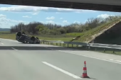 Automobil na krovu, vozač u bolnici: Nezgoda na auto-putu Niš-Leskovac (FOTO/VIDEO)