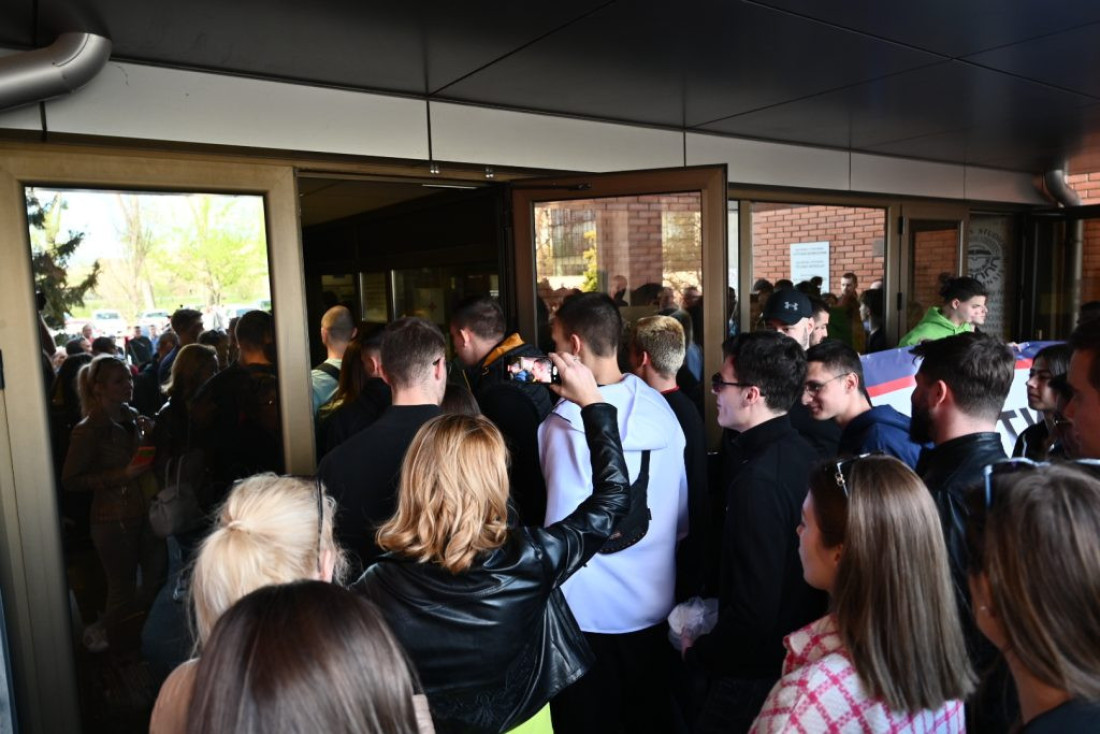 "Glas studenata mora da se čuje"! Počela blokada - evo šta je student prorektor poručio okupljenima ispred Filozofskog fakulteta (FOTO)