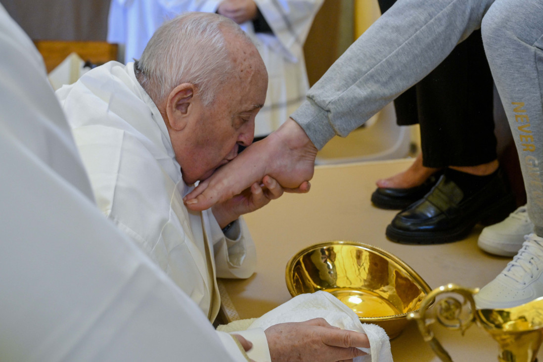 Papa Franja posetio ženski zatvor u Rimu: Ritualno oprao i poljubio stopala 12 zatvorenica! (FOTO)
