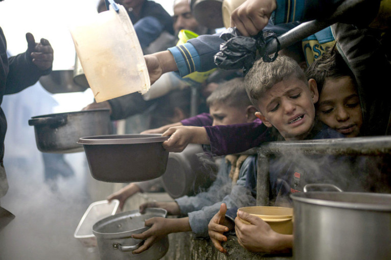 Izgladnjivanje u Gazi: Smrtonosna humanitarna pomoć, pothranjena deca i očaj koji se ne može dočarati (FOTO)