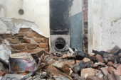 Vatra progutala kuću u Lapovu: Samohrana majka troje maloletne dece ostala bez krova nad glavom, dobri ljudi skupili se da pomognu!