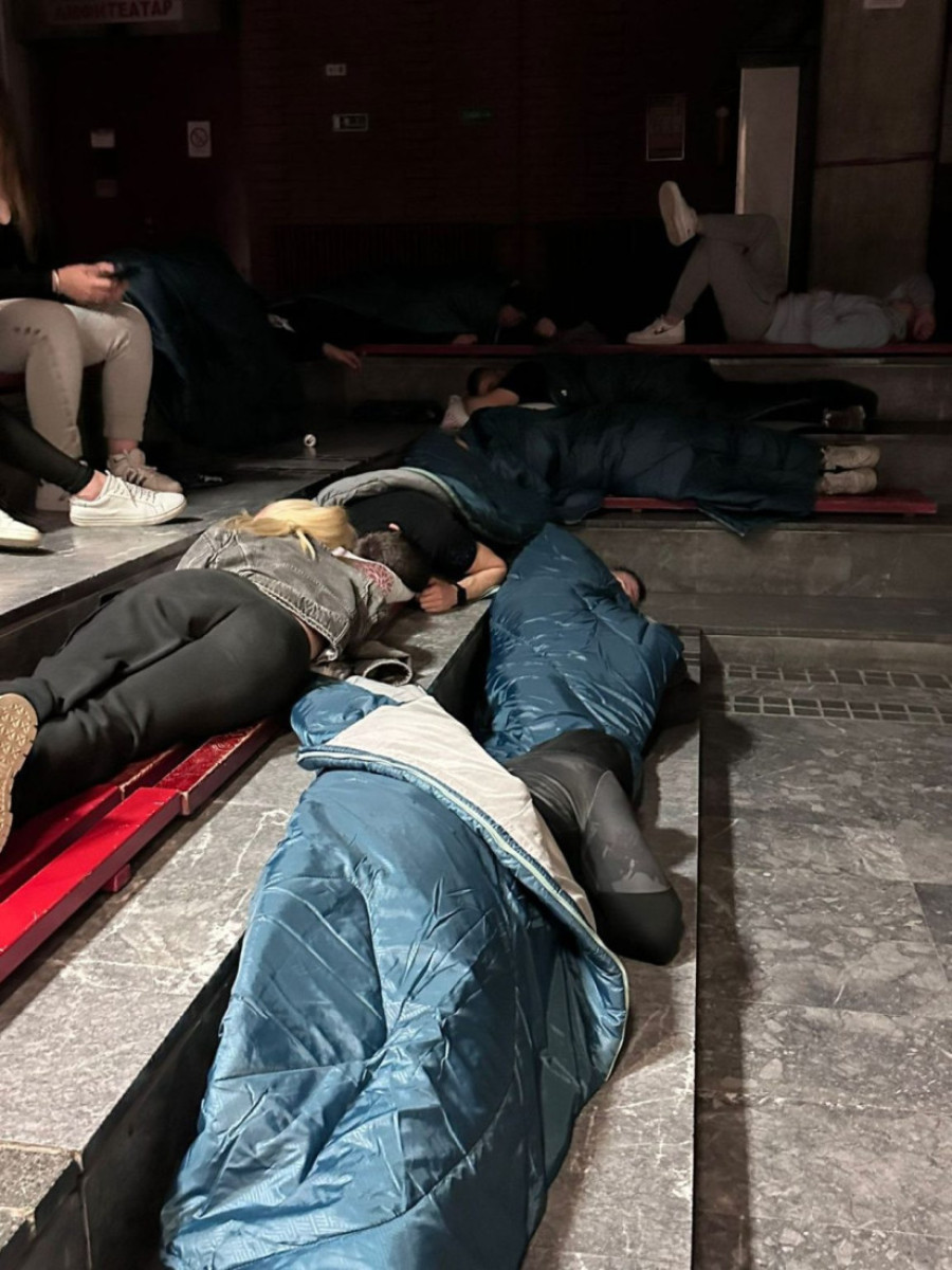 Studenti proveli noć na Filozofskom fakultetu u Novom Sadu: Odlučni u odbrani svojih stavova! (FOTO/VIDEO)