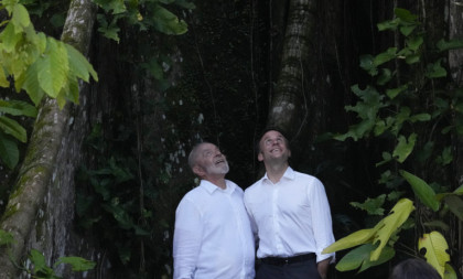 Makron i Lula kao na medenom mesecu: Fotografije previše prisnih lidera opčinile internet - "već vidim porodičnu božićnu čestitku" (FOTO)