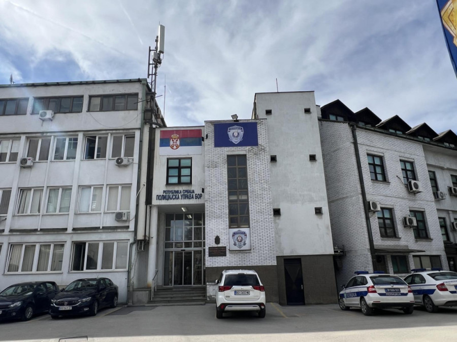 Otišao Gašić: Opsada zgrade borske policije