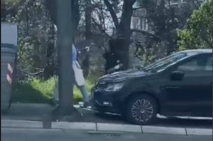 Neverovatan snimak džeparenja u Vojislava Ilića! Devojka iznova gura ruku u tašnu i krade (VIDEO)