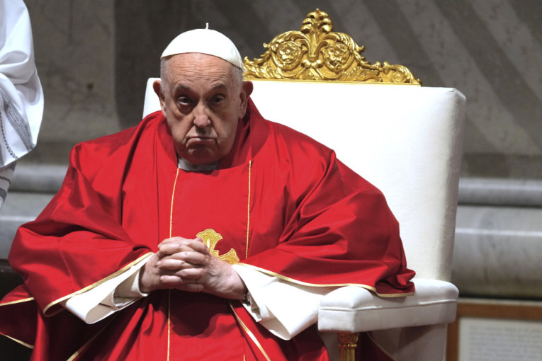 Papa Franja zabrinuo sve tokom mise za Veliki petak: Zbog jedne fotografije svi pričaju o njegovom zdravlju