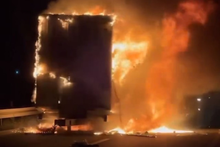 Kamion u plamenu na Pančevačkom putu, vozilo potpuno izgorelo (VIDEO)