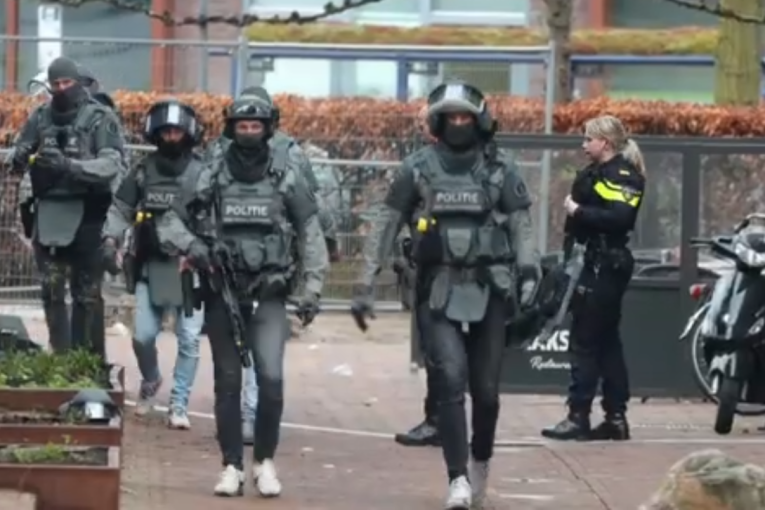 Talačka kriza u Holandiji! Muškarac sa bombom drži ljude u baru, evakuisano 150 kuća u okolini! (VIDEO)