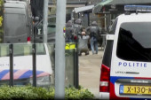 Okončana talačka kriza u Holandiji: Uhapšeni muškarac izveden iz lokala sa lisicama na rukama (VIDEO)