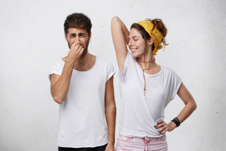Smrduckanje ispod pazuha: Pet najčešćih grešaka koje svi pravimo, pa nam dezodorans "ne radi"