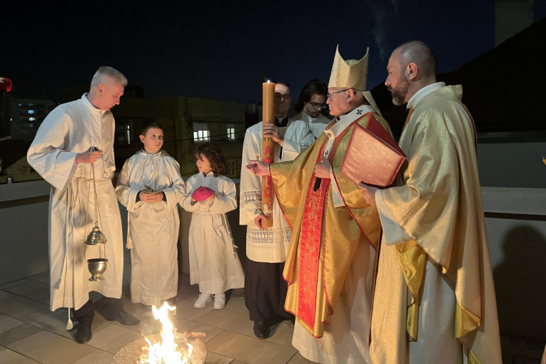 Danas je Uskrs po Gregorijanskom kalendaru, misu Uskršnjeg bdenja predvodio beogradski nadbiskup Ladislav Nemet