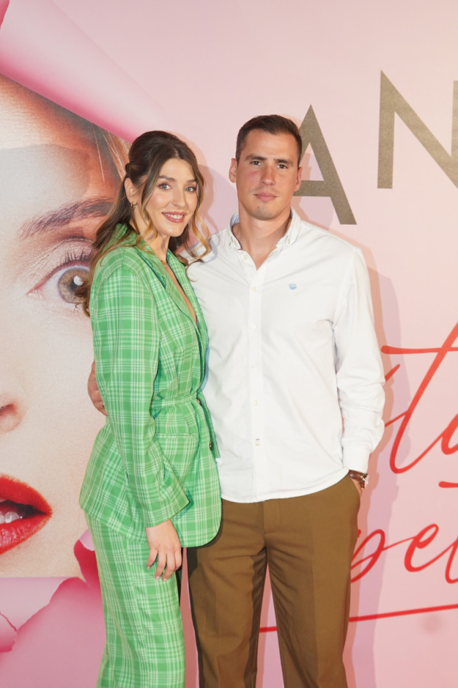 Tretira je kao princezu: Anđela Jovanović tik pred porođaj, pokazala kako joj suprug udovoljava - Mihail je najbolji muž