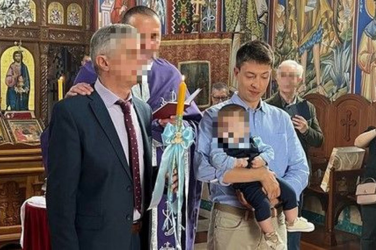 Dženi Martin i Uroš Jovičić krstili sina: Ponosna mama sve podelila, a među prisutnima i poznata kuma (FOTO)