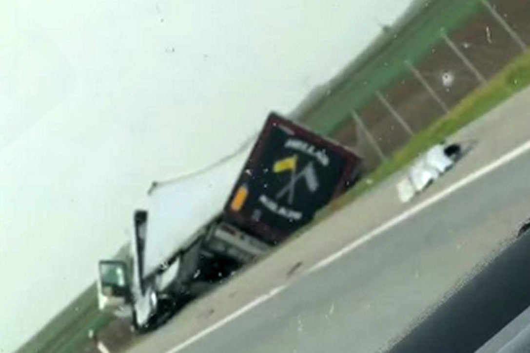Udes kod Vrbasa: Kamion sleteo s puta i prevrnuo se! (VIDEO)