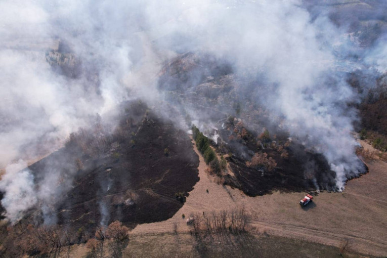 Plamen pretio da spali stambene objekte: Veliki požar zahvatio lučansku opštinu