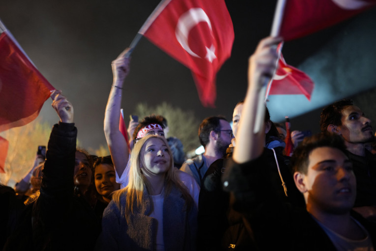 Slavlje na ulicama Istanbula uz pesmu Nade Topčagić "Jutro je" (VIDEO)