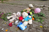 Potresne slike na mestu gde je devojčica pala sa 12. sprata: Cveće i igračke za stradalu drugaricu (FOTO/VIDEO)